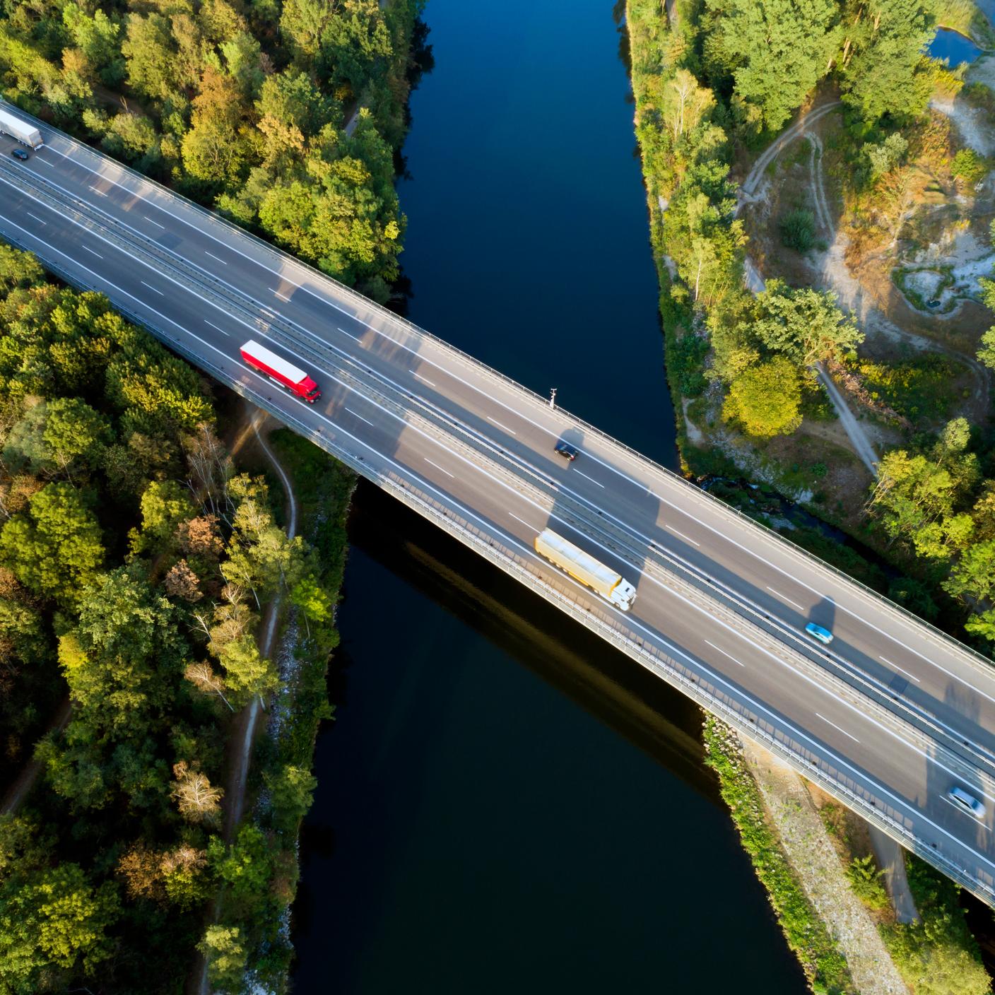 Luftaufnahme einer Autobahnbrücke über die Donau, Bayern, Deutschland