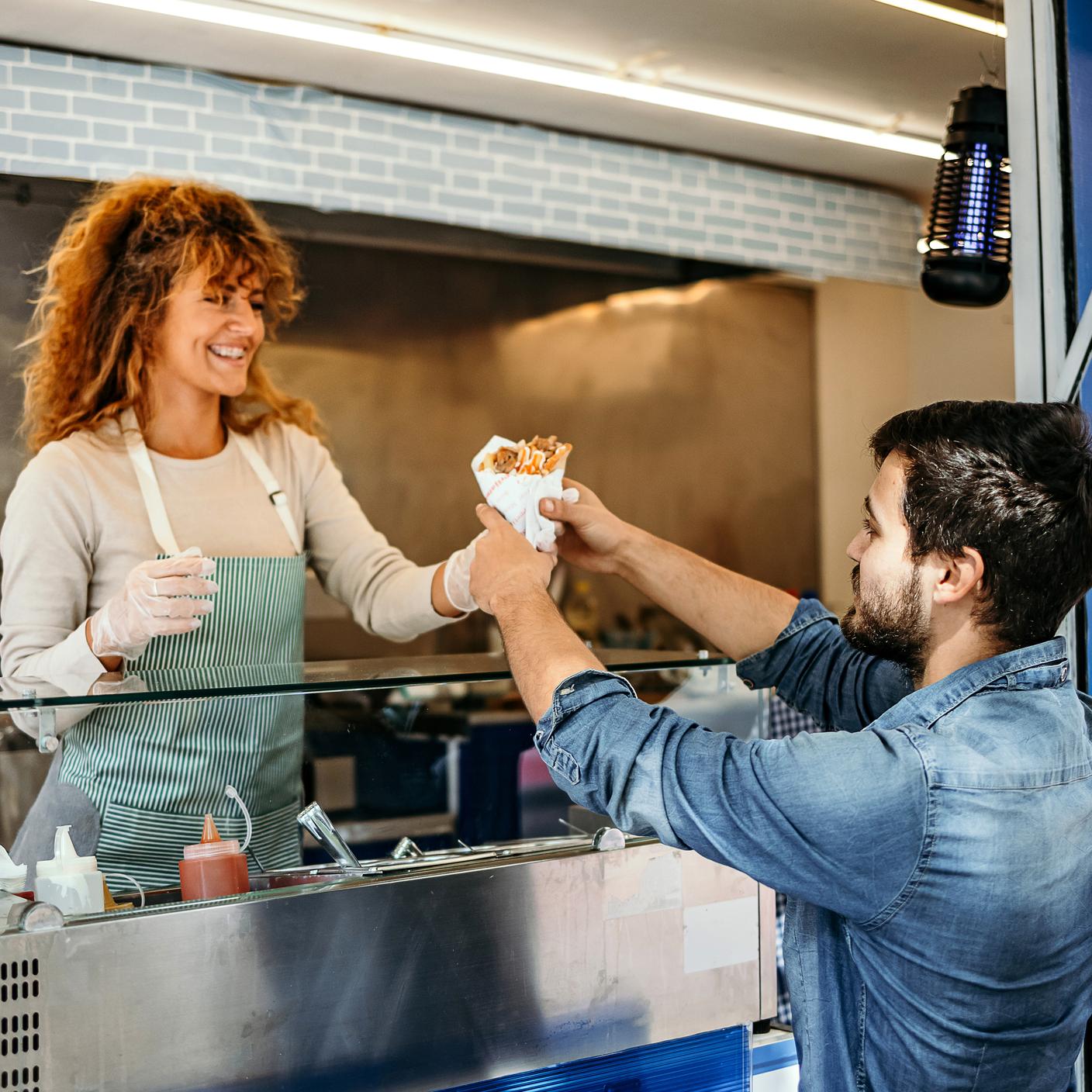 食品安全 - ファストフードで働く女性従業員の接客サービス
