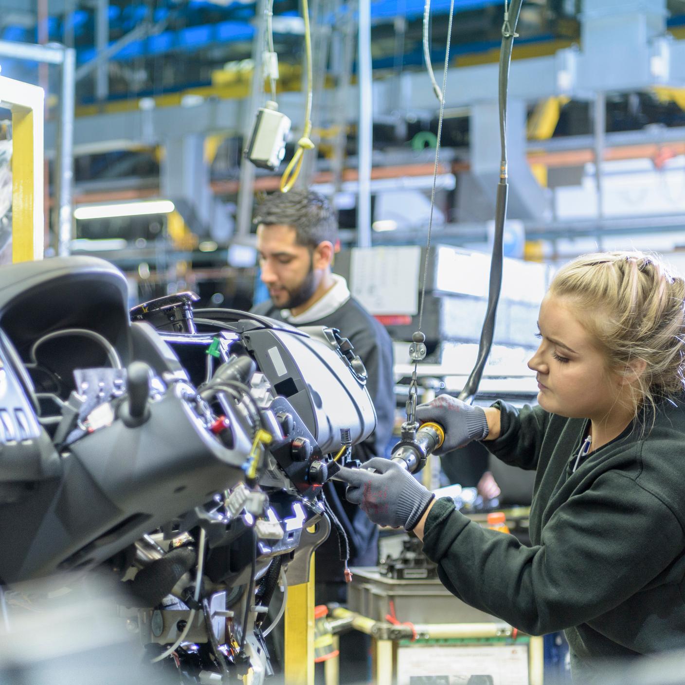 Automobile - Ingénieurs sur une ligne de production dans une usine de voiture de course