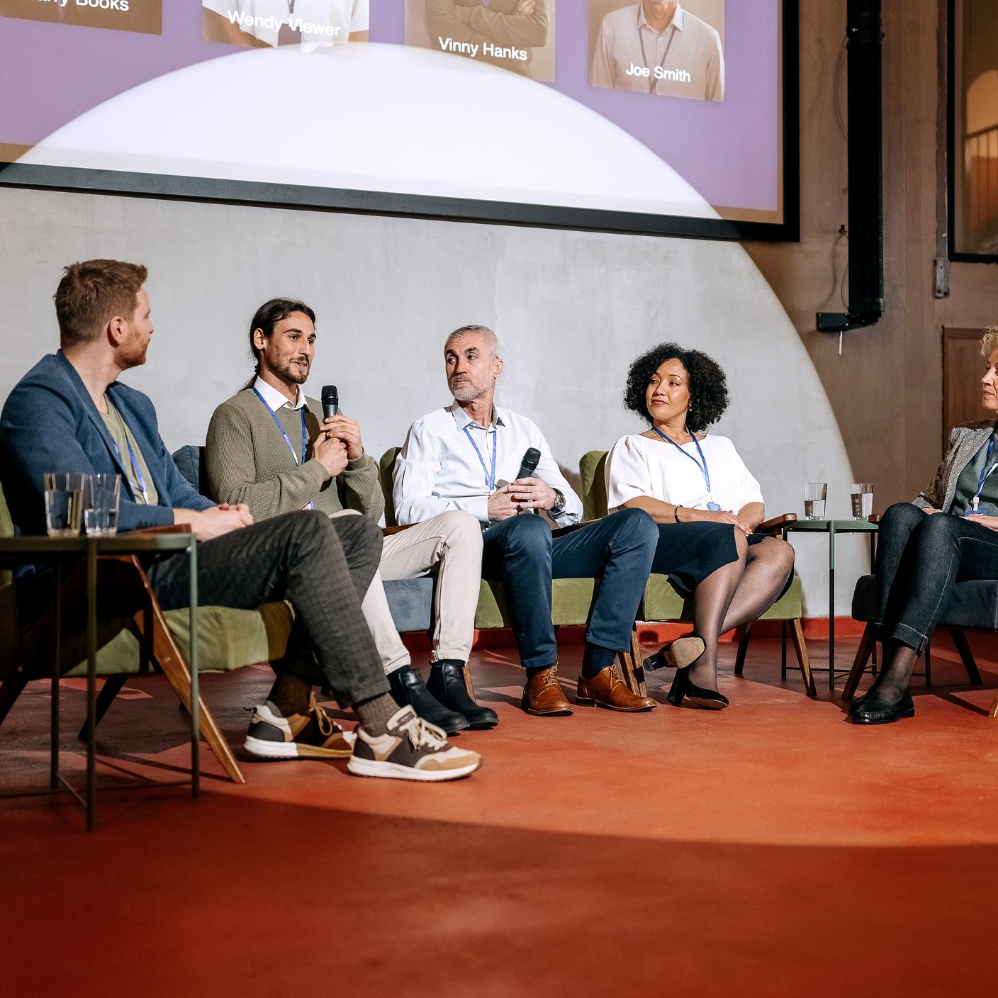 接続の専門家 - コンベンションセンターのビジネスマンのグループ