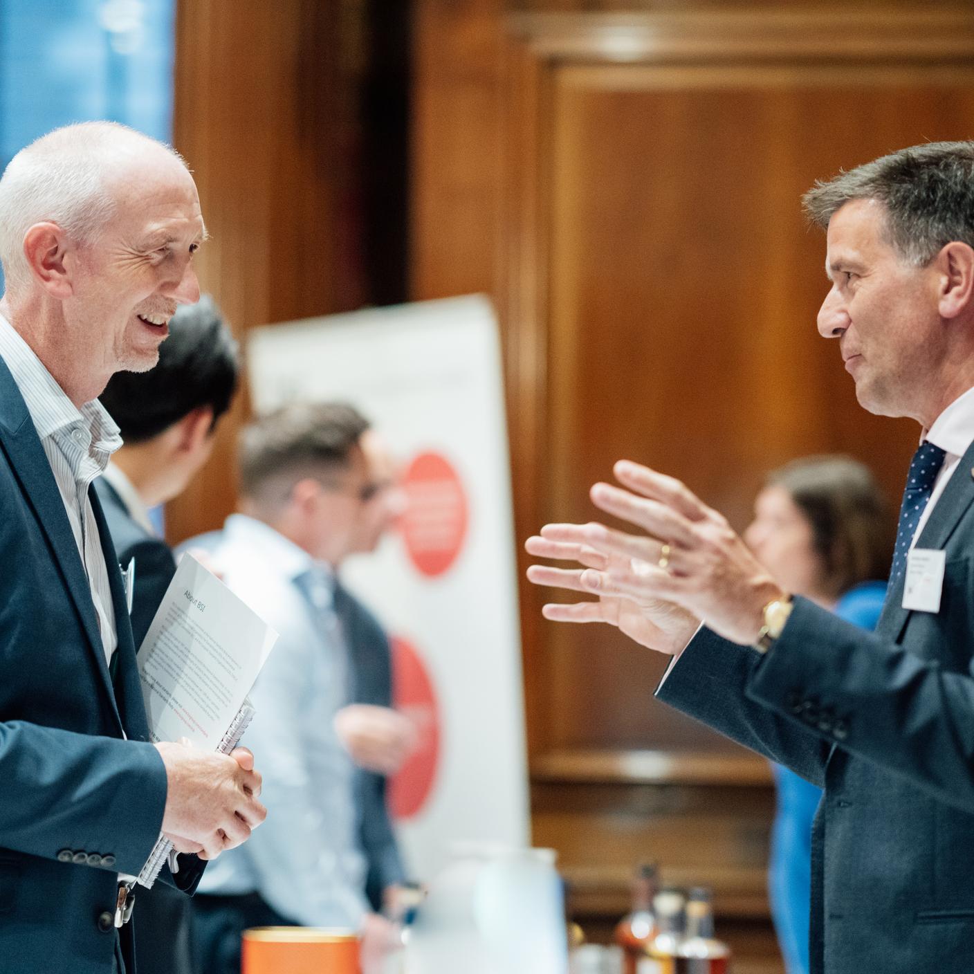 Discussion animée entre deux hommes