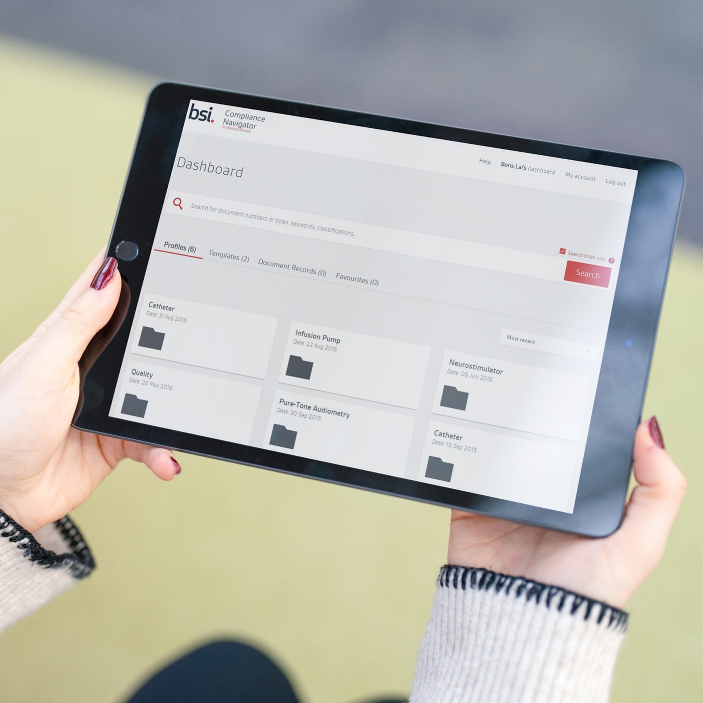 Page d'accueil du navigateur de conformité affichée sur une tablette