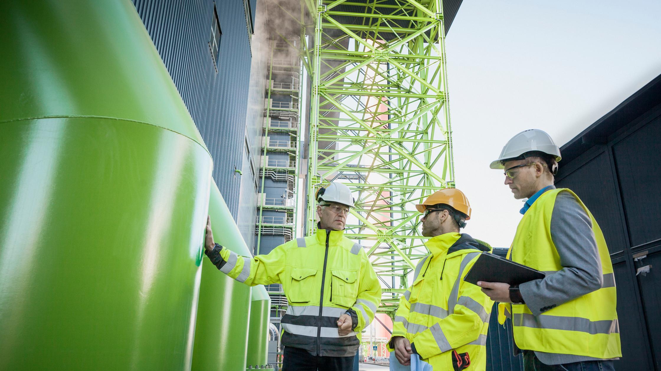 Une équipe d'ingénieurs en pleine discussion sur un chantier de construction