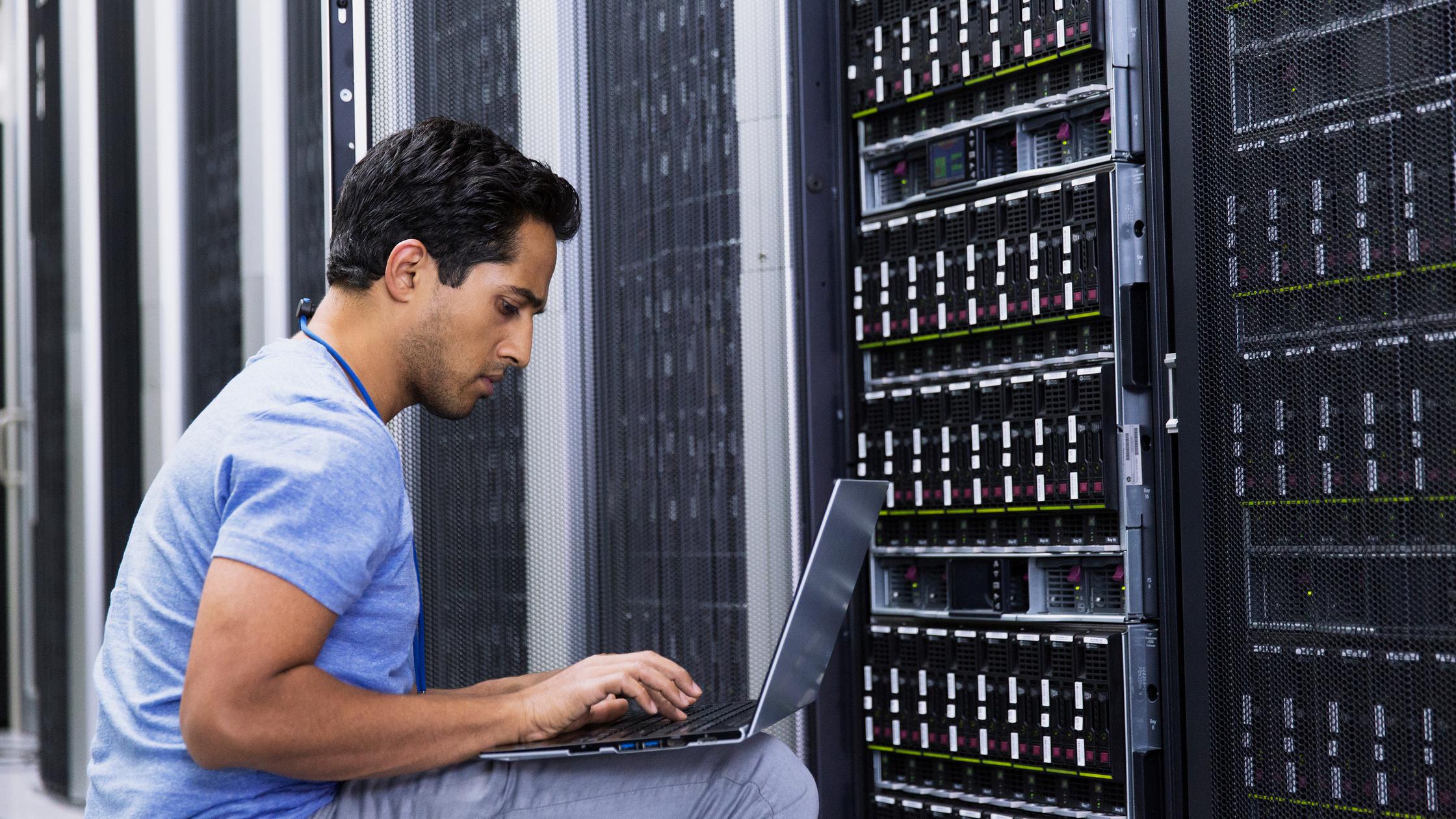 データとプライバシー - サーバールーム内の男性