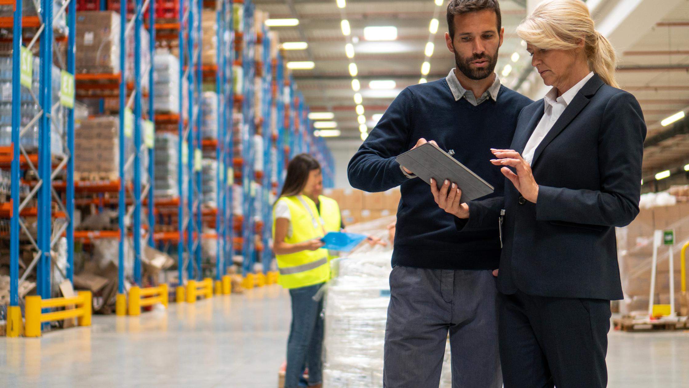 倉庫で話し合う人々