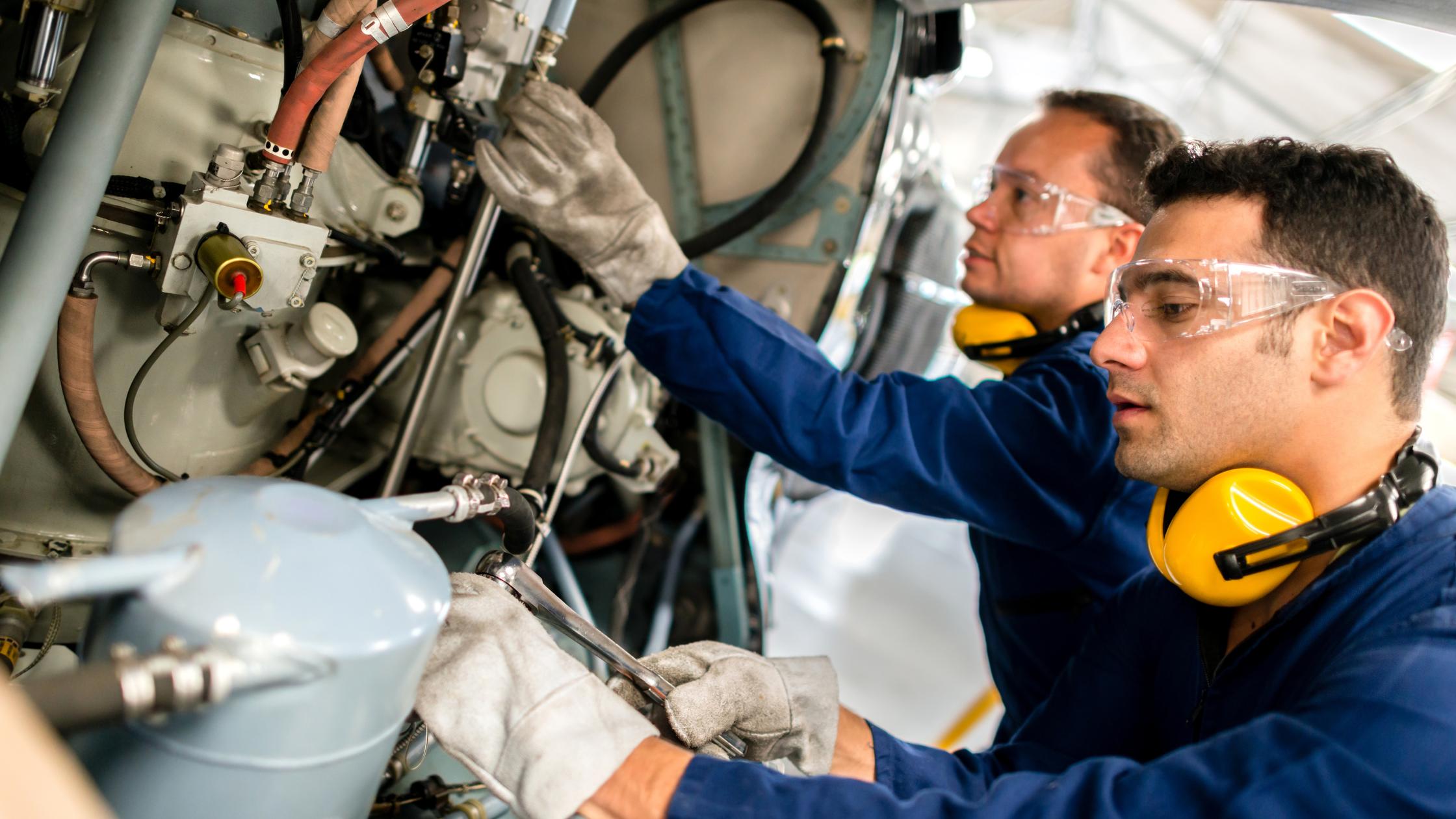 Qualitätsmanagement - Geschäftsfrau steht neben einem Manager im Büro