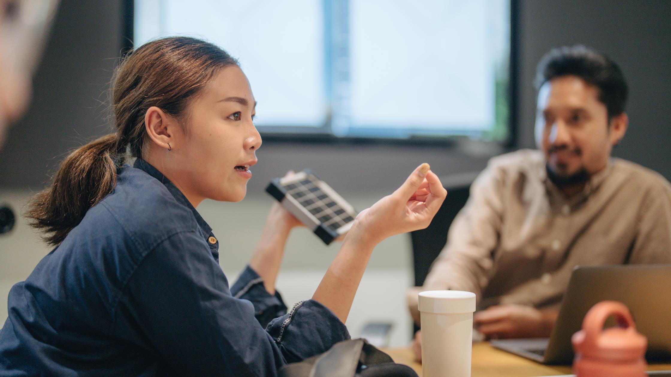 Innovationslabore – Das Geschäftsteam führt ein Brainstorming durch und arbeitet an neuen Projekten