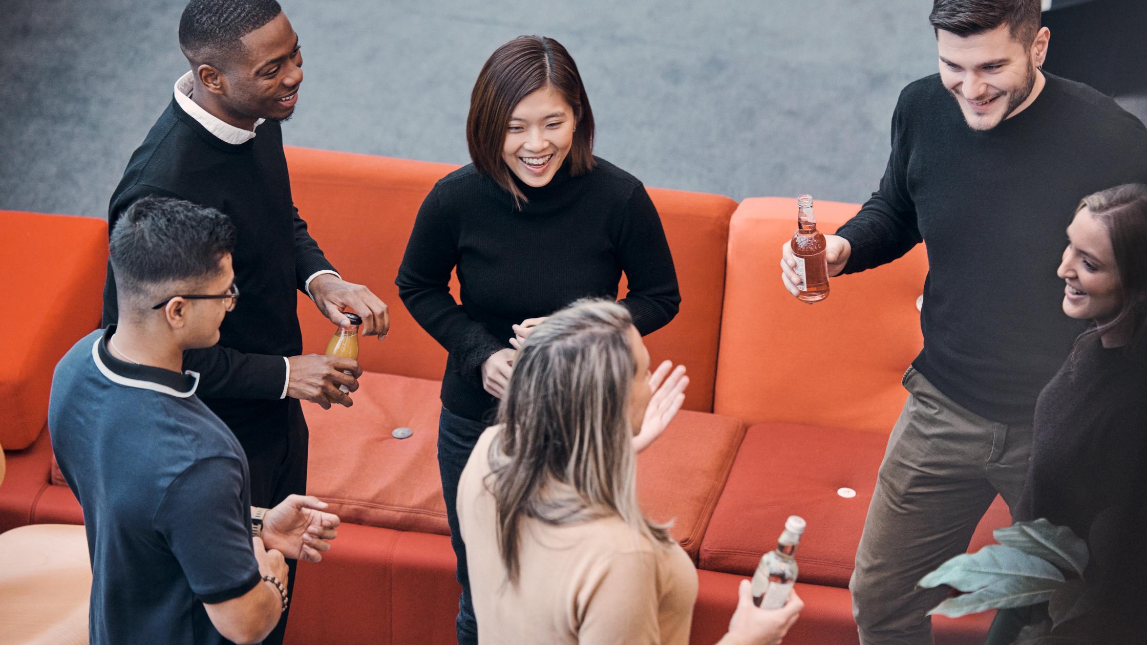 Kulturwandel – Kollegen trinken zusammen