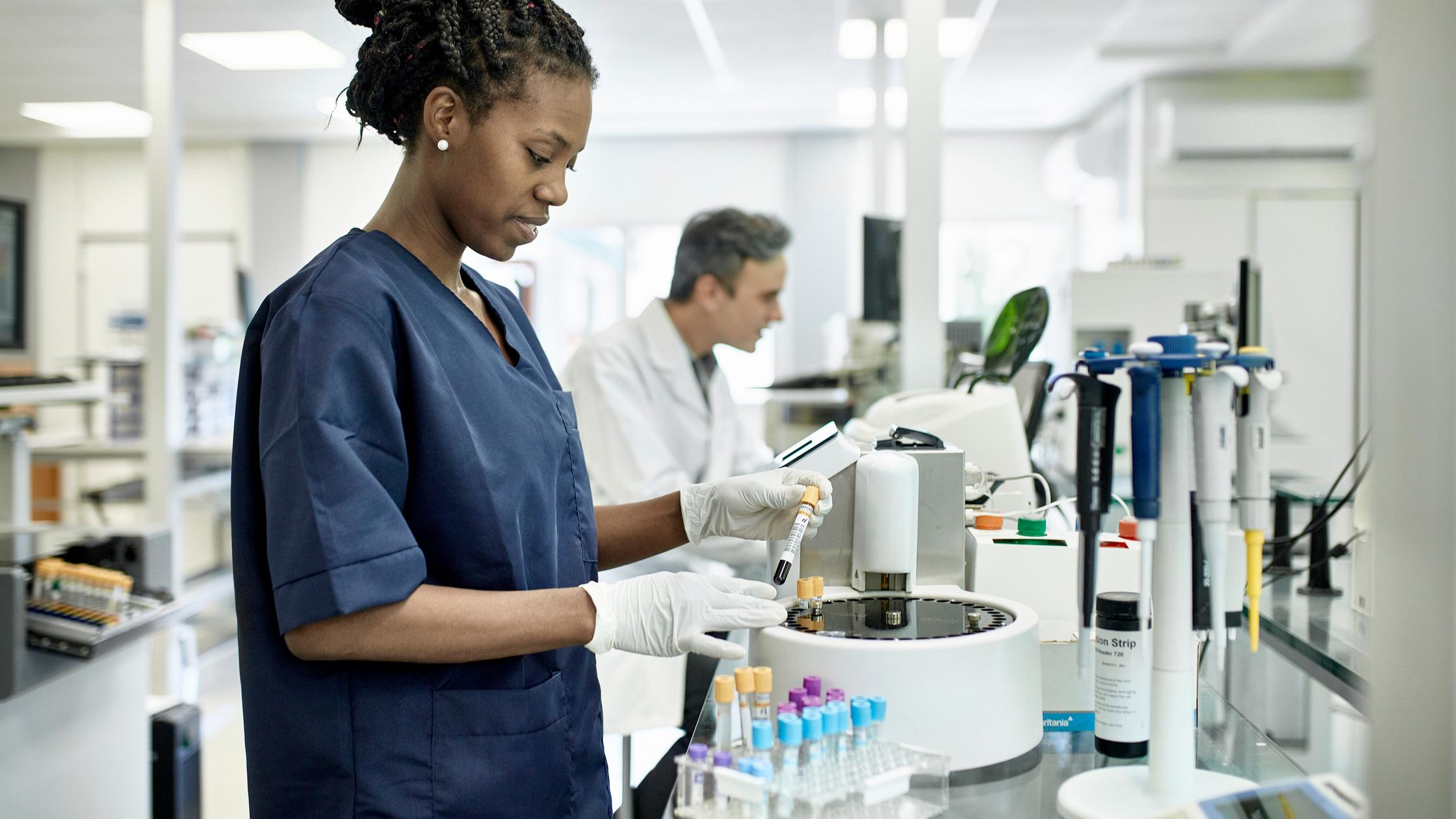 Mitarbeitender der Pathologie in blauer Arbeitskleidung im Labortest.