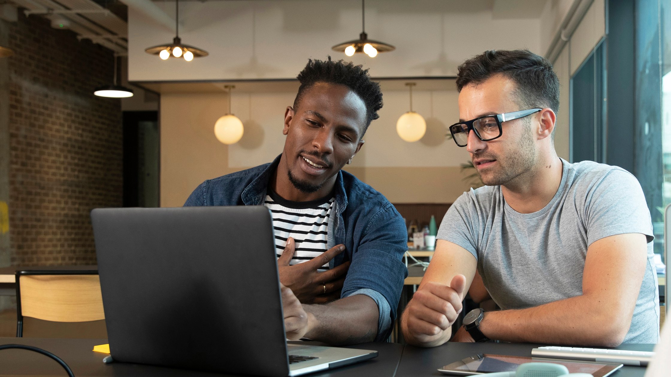 Un homme et une femme discutent autour d'une table