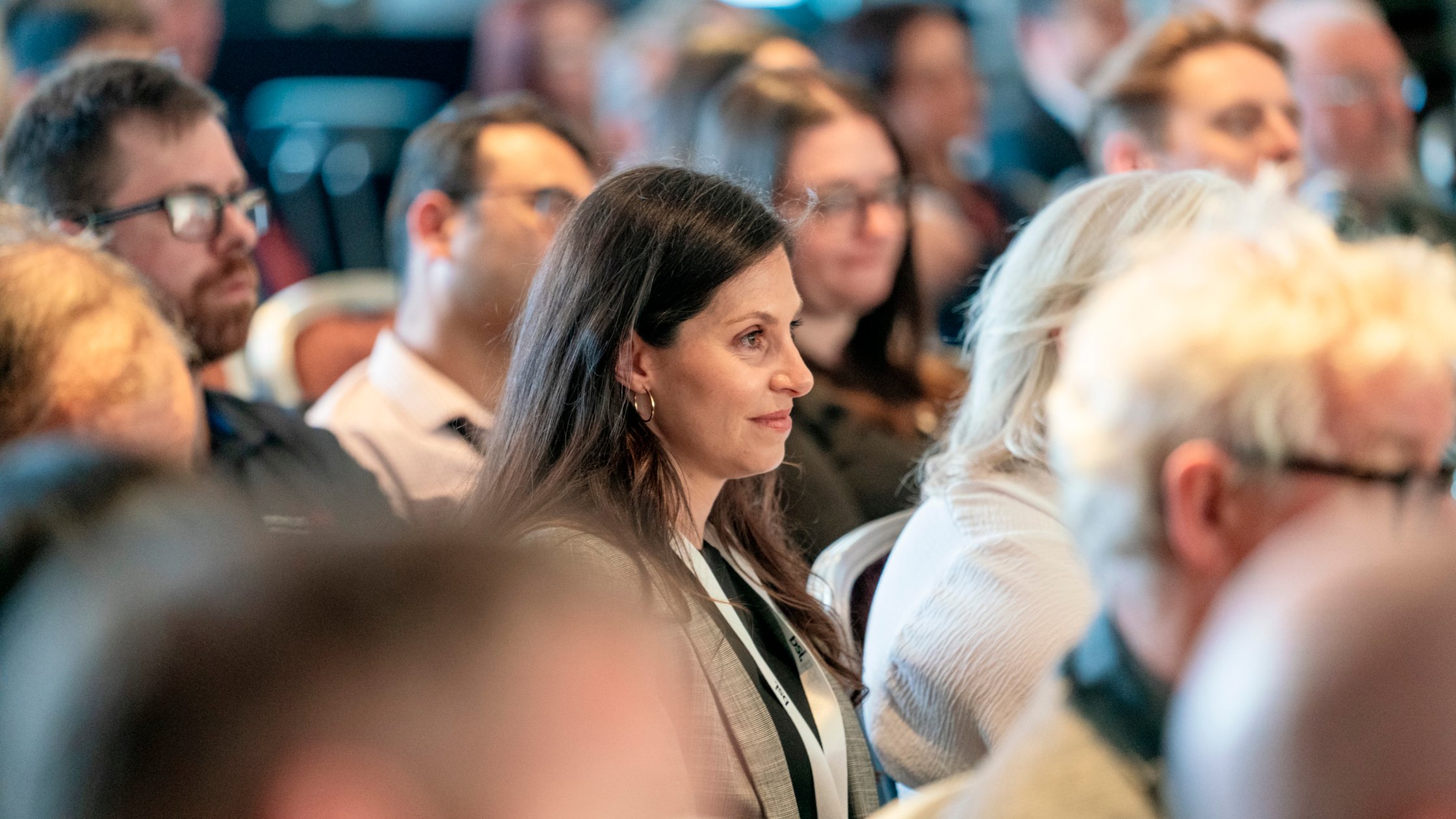Eine Gruppe von Führungskräften, die an einer Konferenz teilnimmt