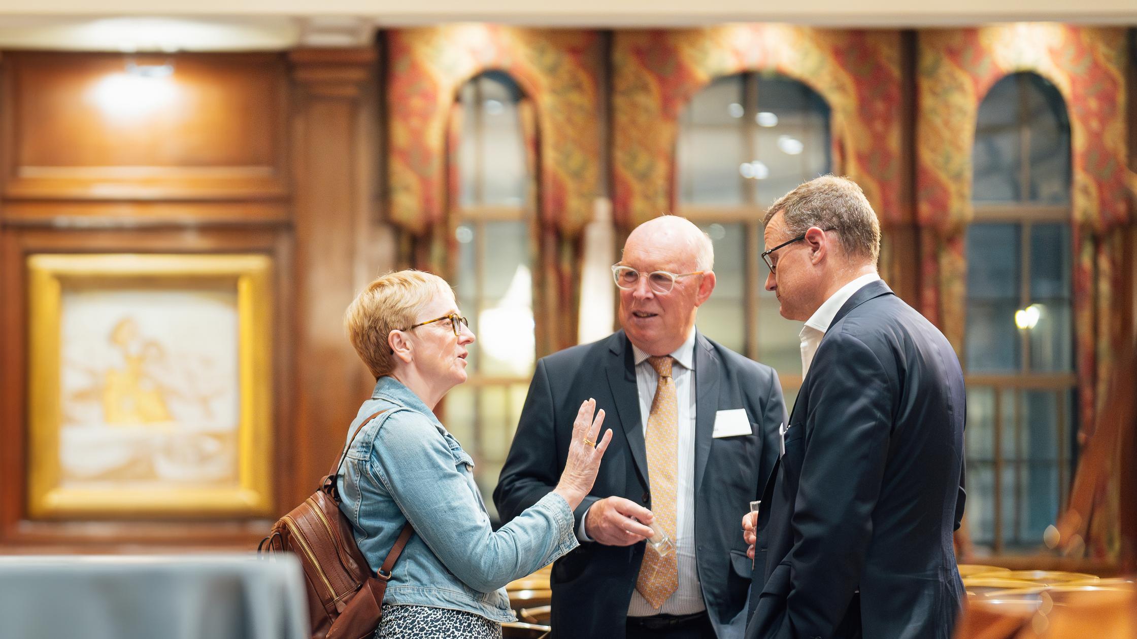 Geschäftsleute im angeregten Gespräch