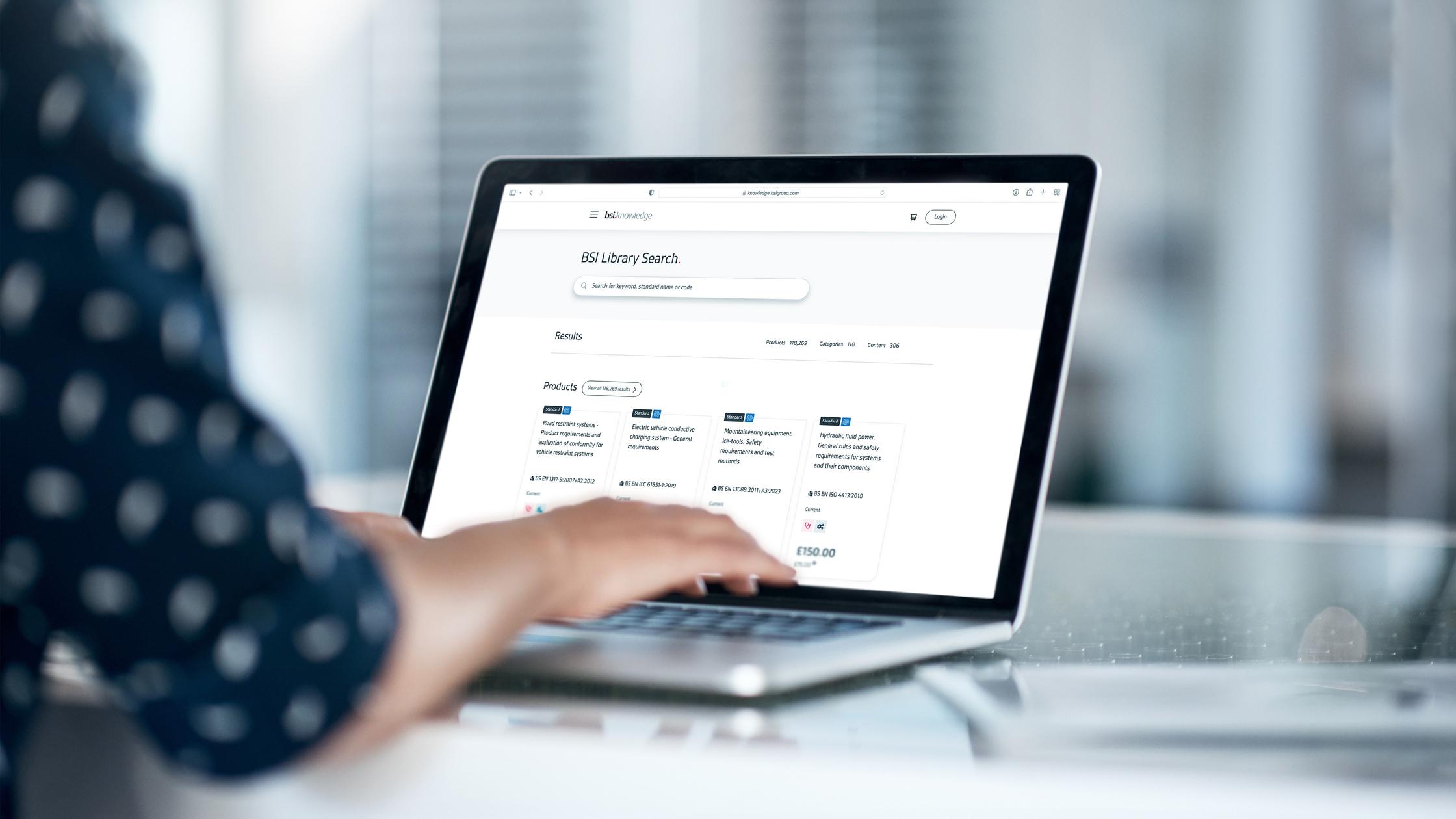 Photo recadrée d'une femme d'affaires utilisant un ordinateur portable à son bureau