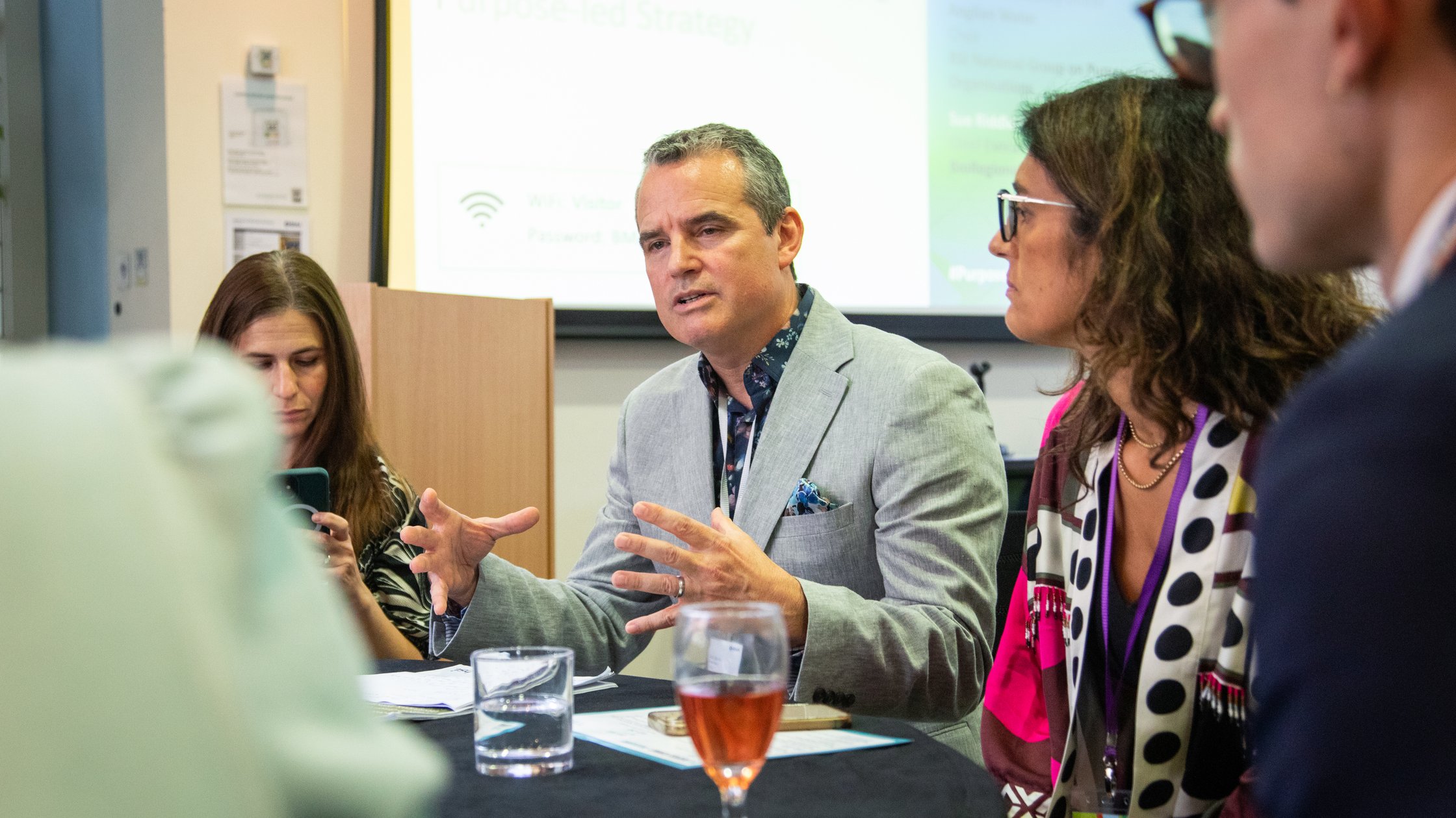 Diskussionsrunde bei einem Geschäftstreffen.