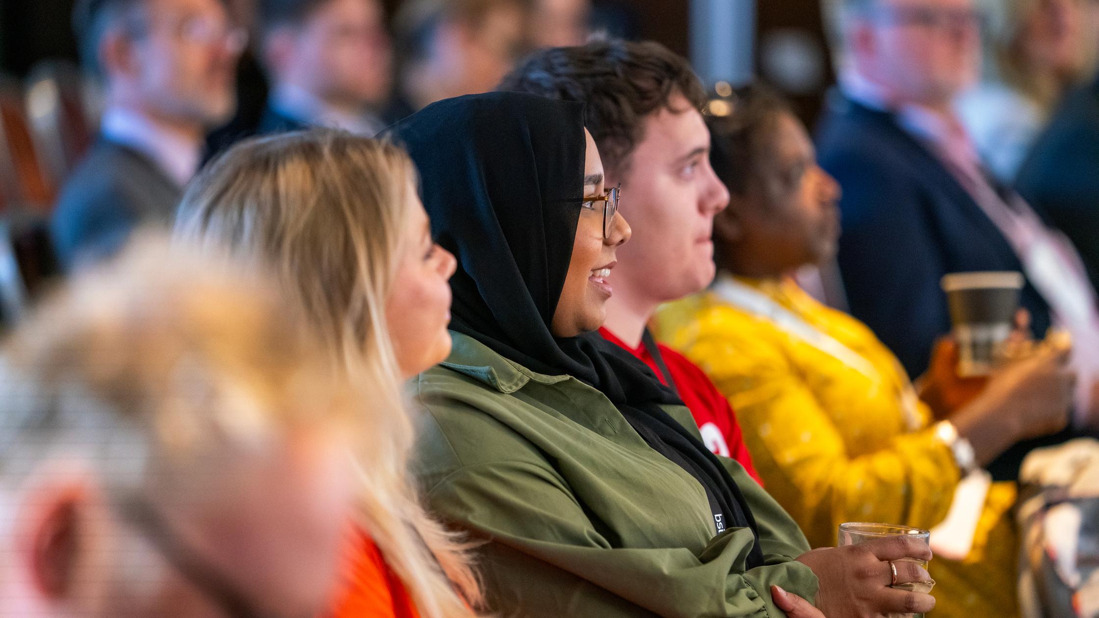 Zugang zum Markt schaffen – Eine Gruppe von Personen nimmt an einem Treffen teil