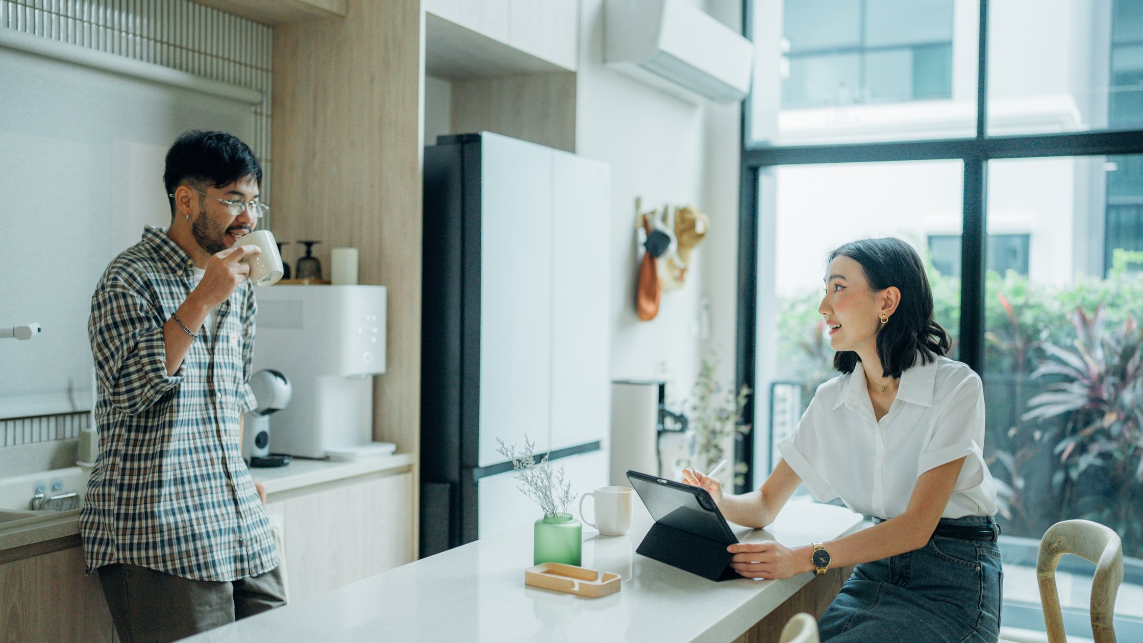 Kaffee, Gespräche und ein glückliches Paar zu Hause.