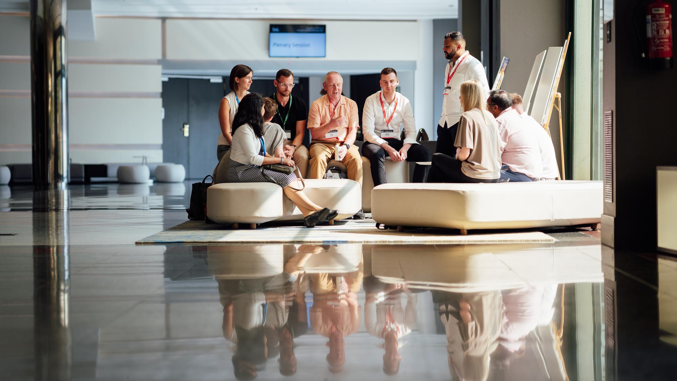 Un groupe de collaborateurs assis discutent