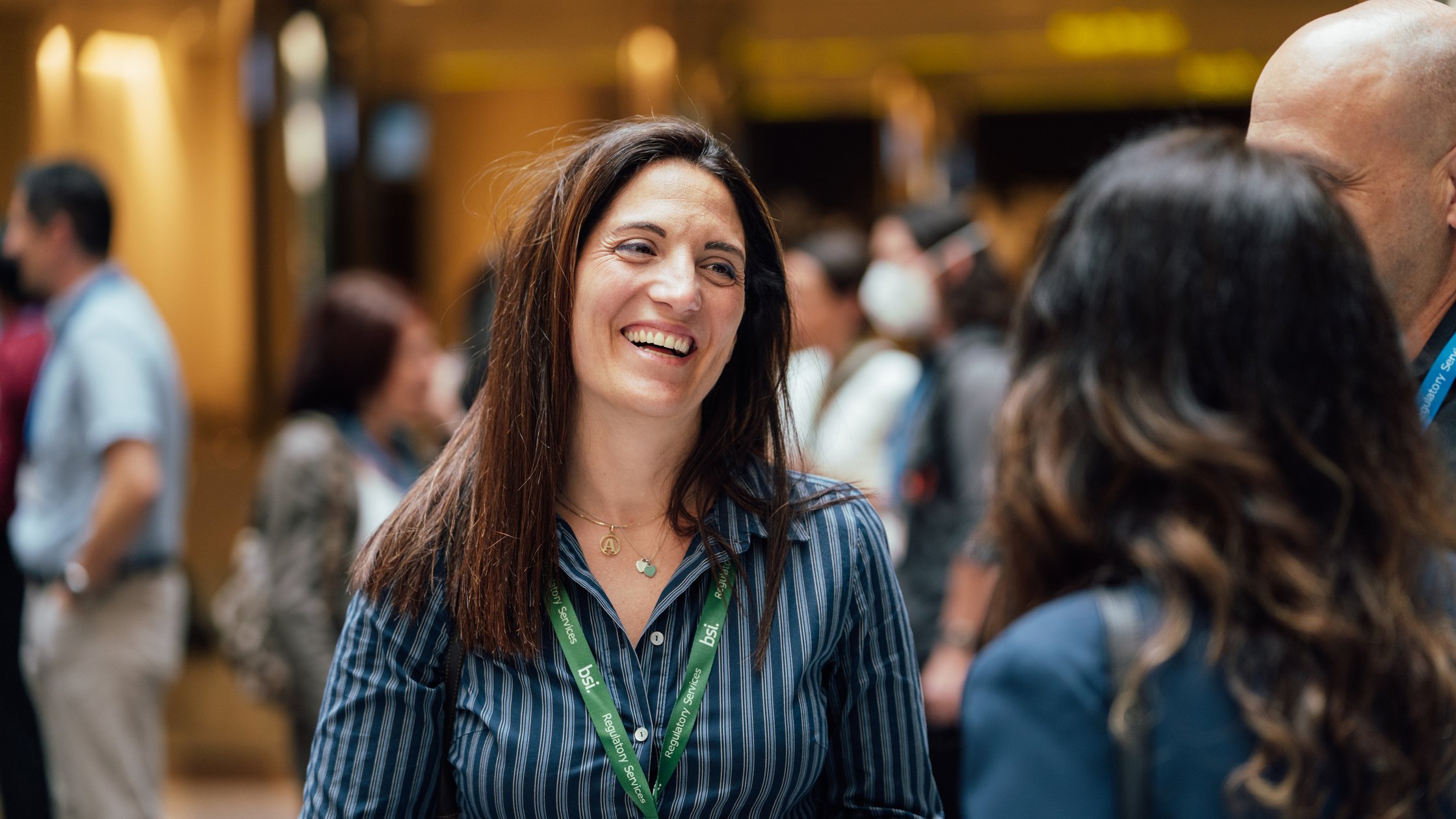 Drei Führungskräfte im Stehen, die über geschäftliche Angelegenheiten diskutieren